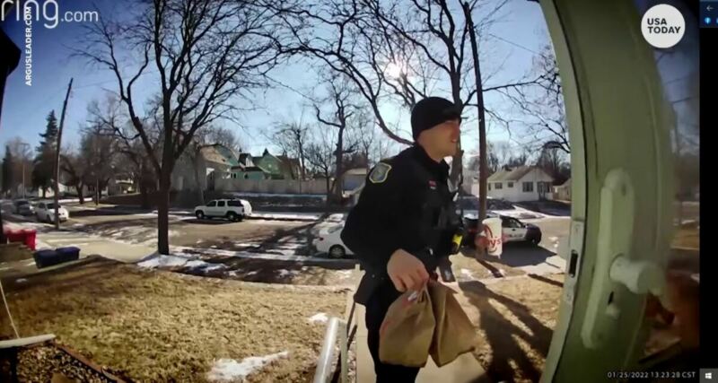 Police Officer Delivers Lady’s DoorDash Order – The Reason is Hilarious