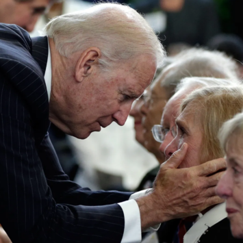 Biden Creepily Rubs Young Girl’s Face During Campaign Event In Pittsburgh